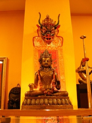 Statua di Buddha ed altri oggetti tibetani